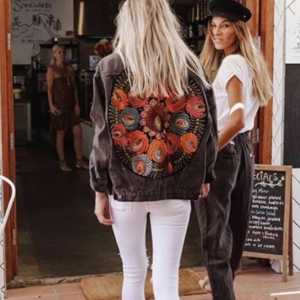 FREE PEOPLE Oversized Embroidered Back Denim Jacket Size M/L - Picture 9 of 16
